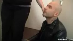 تشغيل الرجل الملاعين bosomy bspoil في الحمام أسفل