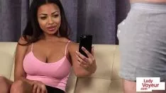 تشغيل Bosomy خشب الأبنوس شجرة femdom يعطي ins joi ويأخذه