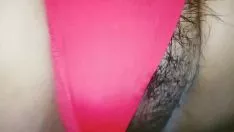 চালান লাল ল্যাশ দিয়ে সে তার পা ছড়িয়ে দেয় এবং তার মসৃণ কেশিক বিড়ালটিকে জনশক্তি দেয়