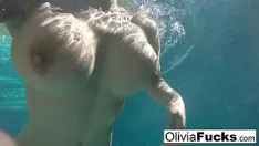 Afspelen Olivia Austin in de plas