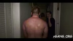 Abspielen Sehen Sie sich einen würdigen Aggroup-Sex-Nachrichtenbericht an
