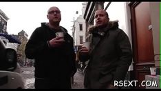 Abspielen Hot Floozy bekommt ihre verbale und feuchte Kitty-Katze heftig gefickt