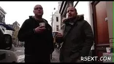 Abspielen Hot Floozy bekommt ihre verbale und feuchte Kitty-Katze heftig gefickt