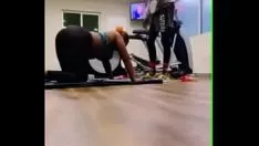 Jouer Arbre ébène baisée dans la salle de gym