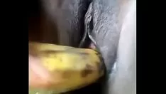 تشغيل فتاة وأشجار الموز