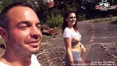 Reproducir adolescente alemán alto de pelo liso rojo con tetas moderadas haciendo un pov sexsee exterior