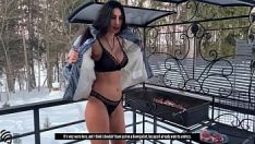 Jouer Hot brunette a réussi un travail de gaspillage et a reçu du sperme dans son trou. point de vue