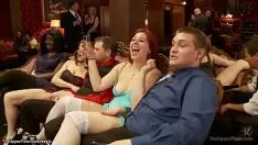 Abspielen Heiße asiatische Knuckle Downs auf politischer Party gefickt