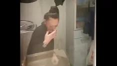 Redare Lucru sub acoperire cu o milf ucraineană în toaletă, care miros pe pisica ei