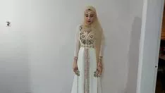 Afspelen Echte aangename hijabi in orthodoxe garnering voor zaadgetuigenis op haar voorkant