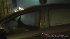 再生 大衆の駐車場でトムをのぞく前に、車の中で未知の人と私のぼろぼろの人妻を共有する-無視する厚さ