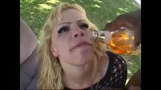 Redare Floozy în plasă de pescuit răzbește berea dintr-o sticlă și dă risipă pentru a înnegri tipul din spate1000
