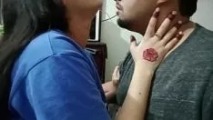 Reproducir Bebé acariciando a su medio hermano caliente