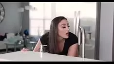 Reproducir marie pummels perplejos en lavavajillas y follar por hijastro