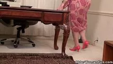 再生 ぽっちゃり系熟女は彼女のパンティホースダウンキティキャットを与えます