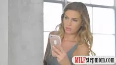 Riproduci Milf dalle grandi tette e sesso a tre vie con sgualdrine adolescenti