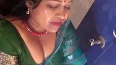 Play Hotscreen washup by hot aunt