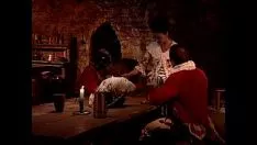 Riproduci Caldo servitore scopato in un bar da due corsie del battitore del mondo