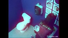 Riproduci Adolescente cornuto masturbatinkle pubblicamente toilette