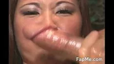 Abspielen Titelmädchen, asiatische Missy, die einen schönen Gummischuh boping