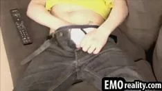 Jouer Immédiatement, l'adolescent emo vérifie qu'il doit porter ses vêtements et se retire