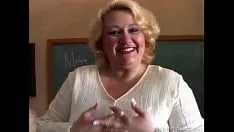 Reproducir Grande y tetona agradable rubia bbw