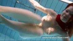 Play Red-header mia baring submerged