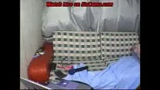 Abspielen Lassen Sie das Gespräch mit dem asiatischen Teenager vor der Webcam los - www.sixcams.com