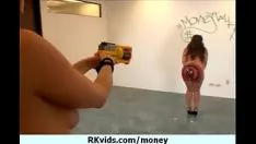Abspielen Imperativer Jugendlicher ohne fremde Hilfe öffentlich und fickt, um 24 Stunden Miete zu bezahlen