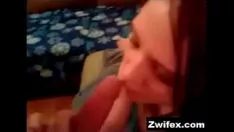 Abspielen Schöne jugendliche verheiratete Frau drückte ihr Training aus