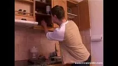Abspielen Eitriger und junger Kerl auf dem Kspoilen