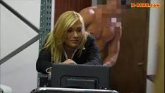 Afspelen Strakke blonde milf laat haar poesje weken en wordt echt goed geneukt