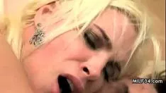 Reproduzir Horned big tit loira milf explode um ponto