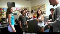 Abspielen Nichtprofessionelle Jugendliche bekommen Geld aus der Tasche 21