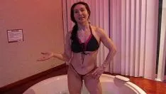 Reproducir Al jacuzzi con acento lulú;