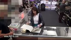 Reproducir 1-la pareja de mirones de señoritas no profesionales apunta públicamente -2016-02-10-02-44-021