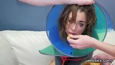 Reproducir La falda estrafalaria fue interpretada en el culo para una terapia desagradable