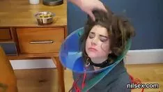 Redare O drăguță strânsă este scoasă în refugiu pentru o terapie iritantă