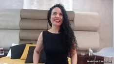 Redare Doamnă matură se dezbracă și se masturbează pe webcam