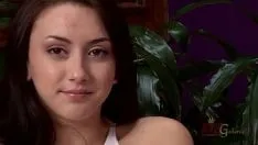Riproduci La mora magra mandy musa inzuppa la sua stretta figa rosa con il suo vibratore /