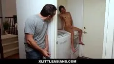 Afspelen Geile aziatische jade kimiko gebruikt de vibratie van de wasmachine om te masturberen wanneer donnie binnenkomt, verbaasd door het opwindende uitzicht.