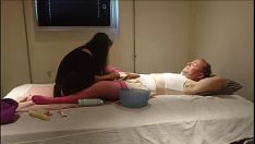 Riproduci Il travestito si fa radere con indosso una sexy lingerie di nylon