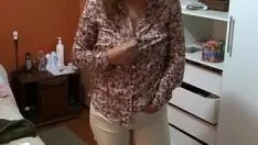 Reproducir Llego a casa emocionado y empiezo a exhibirme y jugar frente al marido de la criada, necesito follar.
