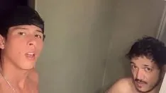 Jouer Jock chaud me regarde et me séduit sous la douche, regardez la vidéo complète sur ma chaîne