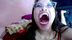 Jouer Une adolescente amateur Amie E devient extrêmes avec une fulgonation profonde et un pov pivot
