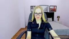 Putar Euro Blonde Bombshell dalam kacamata menggoda di webcam dengan payudara kecil