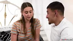 تشغيل Petite Branette Lanyy Gray يحصل مارس الجنس من قبل زميل لطيف