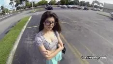 Reproducir Diversión en el área de estacionamiento con un adolescente pechugón pero quebrado