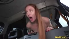 Abspielen Redhead Milf Eva Berger fährt in der Öffentlichkeit einen massiven Schwanz