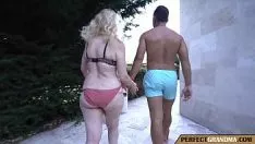 Reproducir Abuela follando con chicos musculosos
